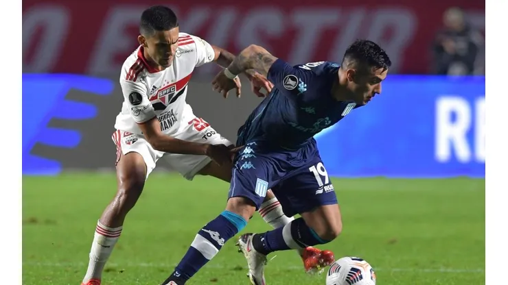 Acción de juego entre Sao Paulo y Racing.