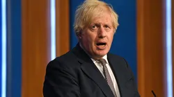 Boris Johnson anunció multas contra las redes sociales si no erradican el racismo de sus pataformas.