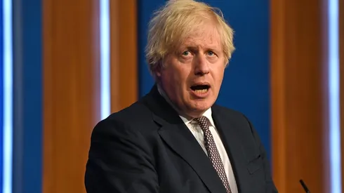 Boris Johnson anunció multas contra las redes sociales si no erradican el racismo de sus pataformas.