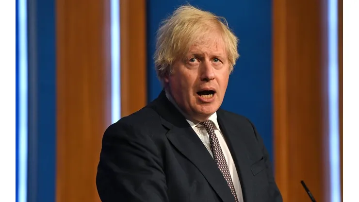 Boris Johnson anunció multas contra las redes sociales si no erradican el racismo de sus pataformas.
