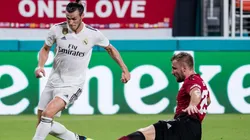 Gareth Bale y Luke Shaw se disputan la pelota.