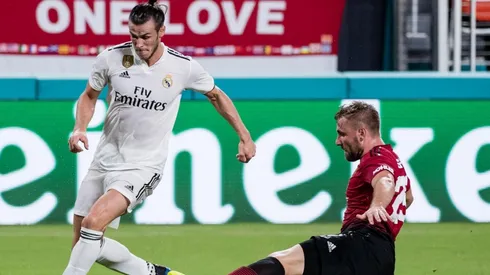 Gareth Bale y Luke Shaw se disputan la pelota.