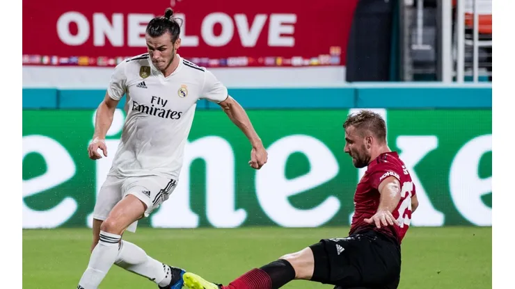 Gareth Bale y Luke Shaw se disputan la pelota.