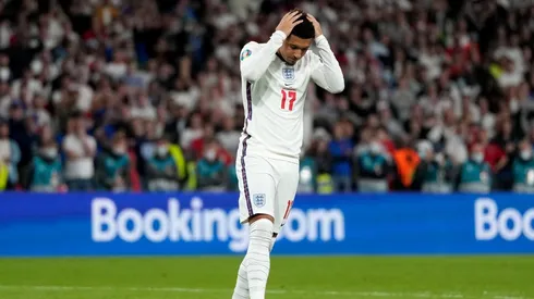 Jadon Sancho se lamenta tras haber fallado su penal en la definición de la Eurocopa.