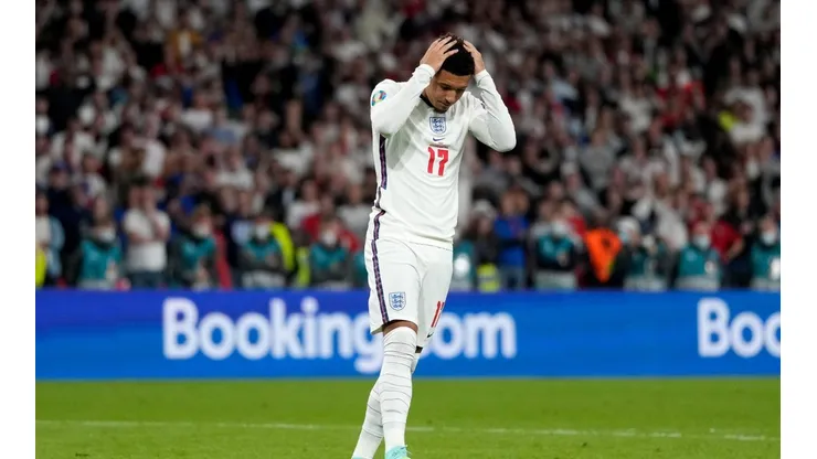 Jadon Sancho se lamenta tras haber fallado su penal en la definición de la Eurocopa.