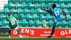 Okwonko le erró a la volea y le dejó servido el gol a Hibernian.