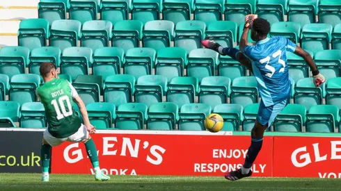 Okwonko le erró a la volea y le dejó servido el gol a Hibernian.