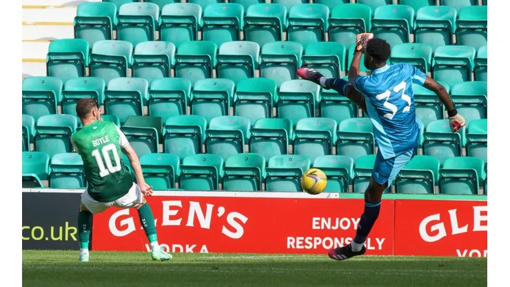 Okwonko le erró a la volea y le dejó servido el gol a Hibernian.