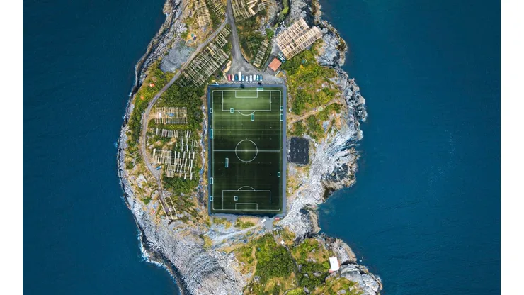 En medio de la montaña, al borde de una bahía o en un bosque, cualquier lugar es digno de una cancha (Fuente: Unsplash)