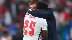 Gareth Southgate abrazando a Saka tras su penal fallado.