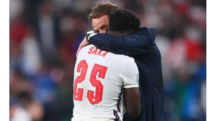 Gareth Southgate abrazando a Saka tras su penal fallado.