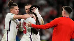 Bukayo Saka es consolado por sus compañeros tras fallar el último penal de la Eurocopa.