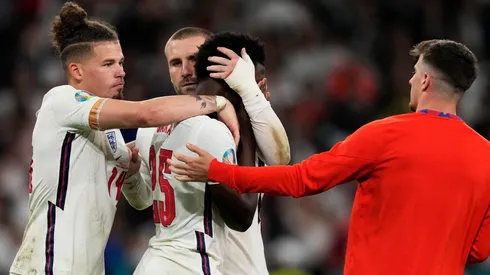 Bukayo Saka es consolado por sus compañeros tras fallar el último penal de la Eurocopa.