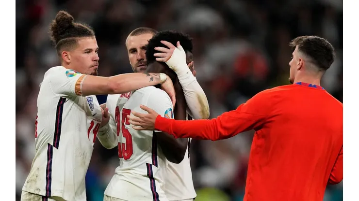 Bukayo Saka es consolado por sus compañeros tras fallar el último penal de la Eurocopa.