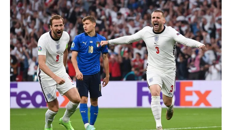 Luke Shaw festeja el 1-0 de Inglaterra ante Italia por la Eurocopa.