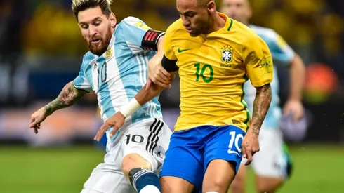 Acción de juego de Lionel Messi contra Neymar.