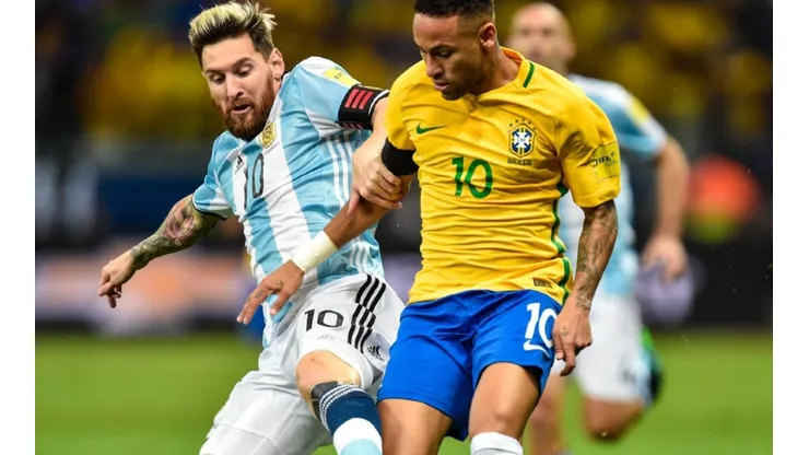 Acción de juego de Lionel Messi contra Neymar.