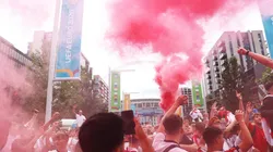 Los hinchas viven la previa de la final de la Eurocopa en las afueras de Wembley.