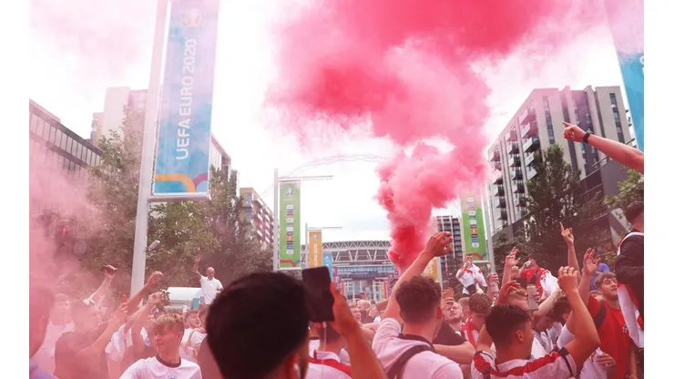 Los hinchas viven la previa de la final de la Eurocopa en las afueras de Wembley.