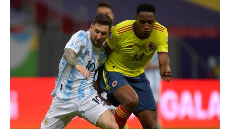 Messi y Mina en acción de juego.