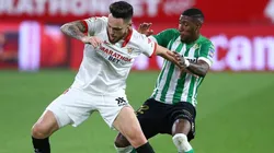 Acción de juego de Lucas Ocampos (Sevilla) contra Emerson (Betis).