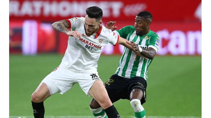 Acción de juego de Lucas Ocampos (Sevilla) contra Emerson (Betis).