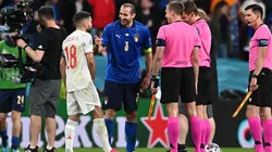 Giorgio Chiellini y Jordi Alba antes de la tanda de penales.