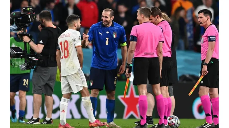 Giorgio Chiellini y Jordi Alba antes de la tanda de penales.