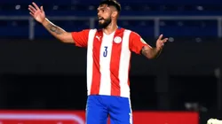 Omar Alderete en acción de juego con Paraguay.
