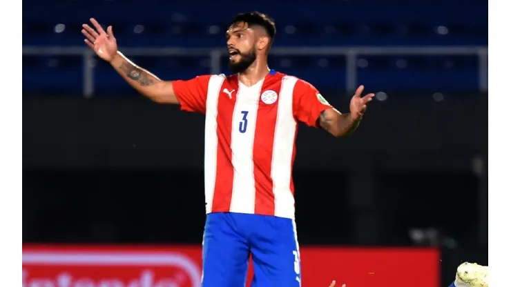 Omar Alderete en acción de juego con Paraguay.