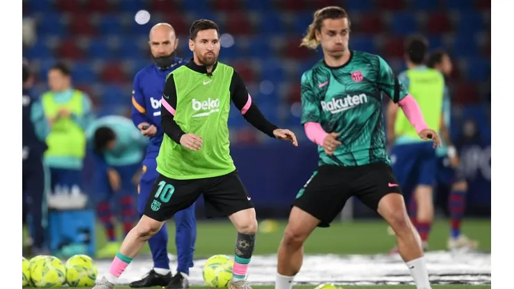 Lionel Messi y Antoine Griezmann durante un calentamiento con Barcelona.