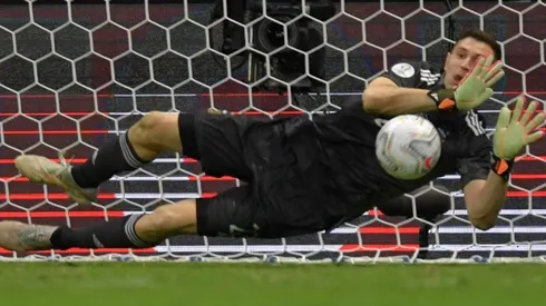 Emiliano Martínez atajó tres penales con Argentina.