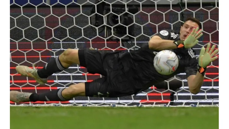 Emiliano Martínez atajó tres penales con Argentina.