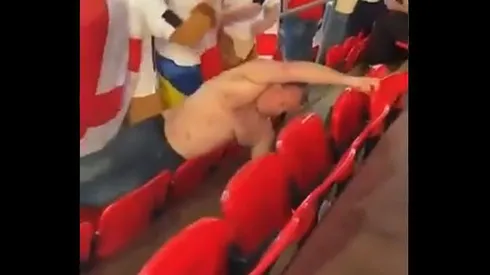 Hincha de Inglaterra alentando en el piso.