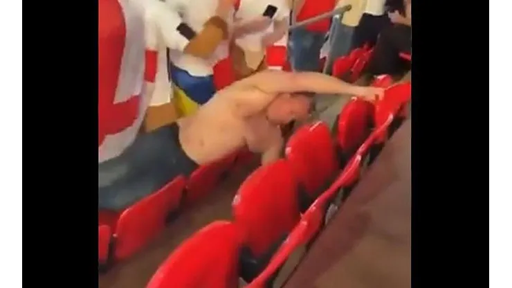 Hincha de Inglaterra alentando en el piso.