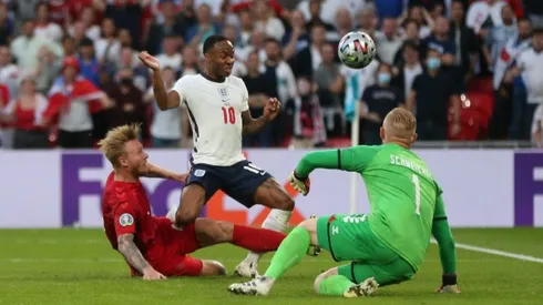 Momento del gol en contra de Kjaer.