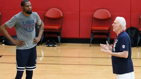 Kevin Durant y Gregg Popovich en el comienzo de los entrenamientos del Team USA