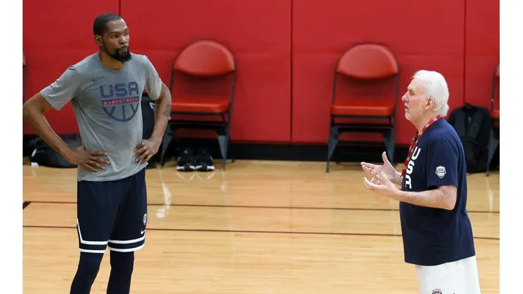 Kevin Durant y Gregg Popovich en el comienzo de los entrenamientos del Team USA