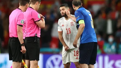 Momento entre Giorgio Chiellini y Jordi Alba.