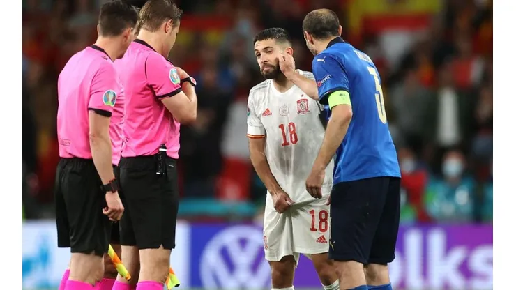Momento entre Giorgio Chiellini y Jordi Alba.