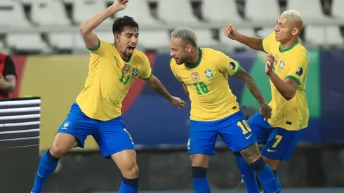Brasil festejando el único gol del partido.