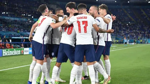 Festejo de gol de Inglaterra.