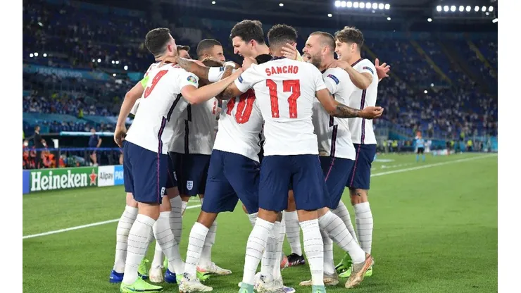 Festejo de gol de Inglaterra.