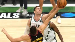 Brook Lopez fue la gran figura de los Bucks (Getty Images)