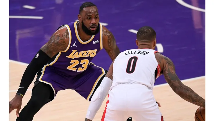 LeBron James y Damian Lillard en Lakers vs. Blazers