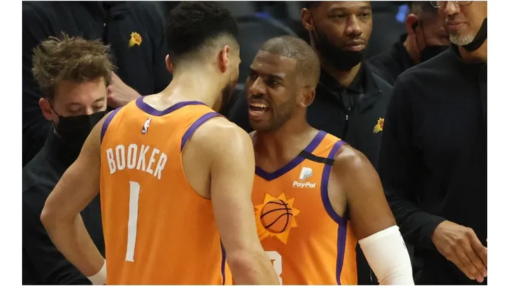 Chris Paul y Devin Booker (Foto: Getty)