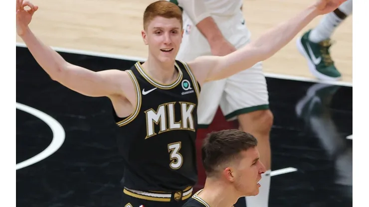 Kevin Huerter festejando un triple de Bogdanovic. (Getty)