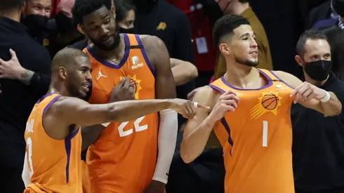 Chris Paul, DeAndre Ayton y Devin Booker