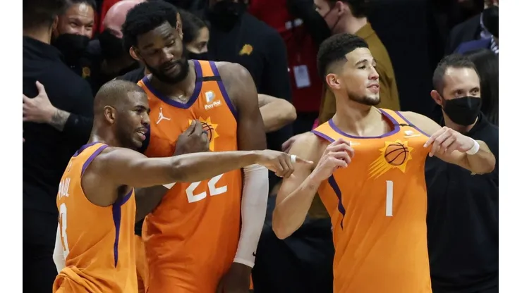 Chris Paul, DeAndre Ayton y Devin Booker