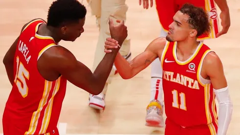 Clint Capela y Trae Young podrían perderse el Juego 5 (Getty Images)